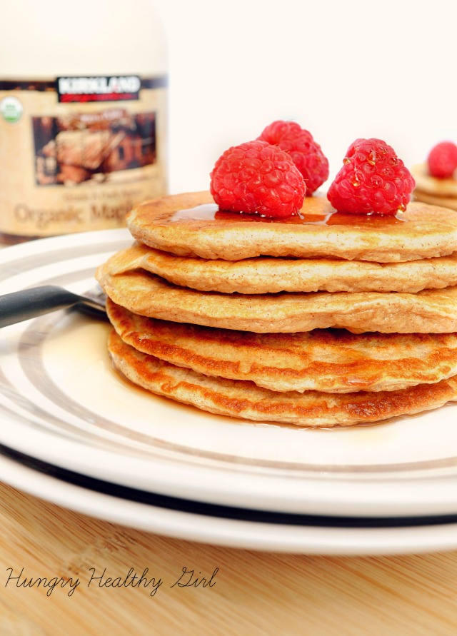 Clean and Simple Oat Pancakes- high-protein, low-calorie, really easy and super yummy!