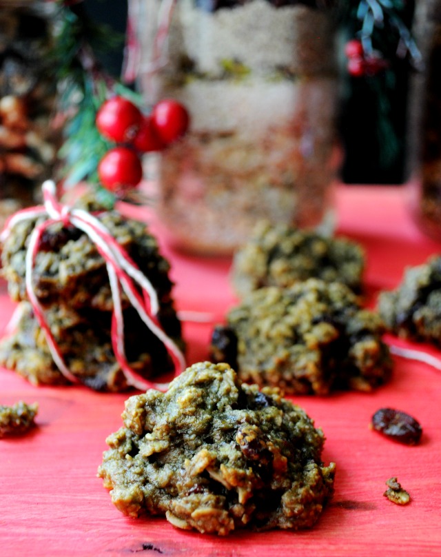  Cranberry Pistachio Oatmeal Cookies- a tasty vegan and gluten-free cookie that can be gifted in a mason jar. Your friends will thank you!!