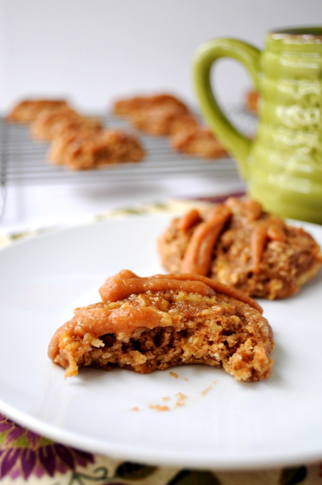 These Apple Pie Oatmeal Cookies taste just like their namesake. Sweet apple with hearty whole grain oats, cinnamon and date drizzle make these cookies absolutely irresistible!