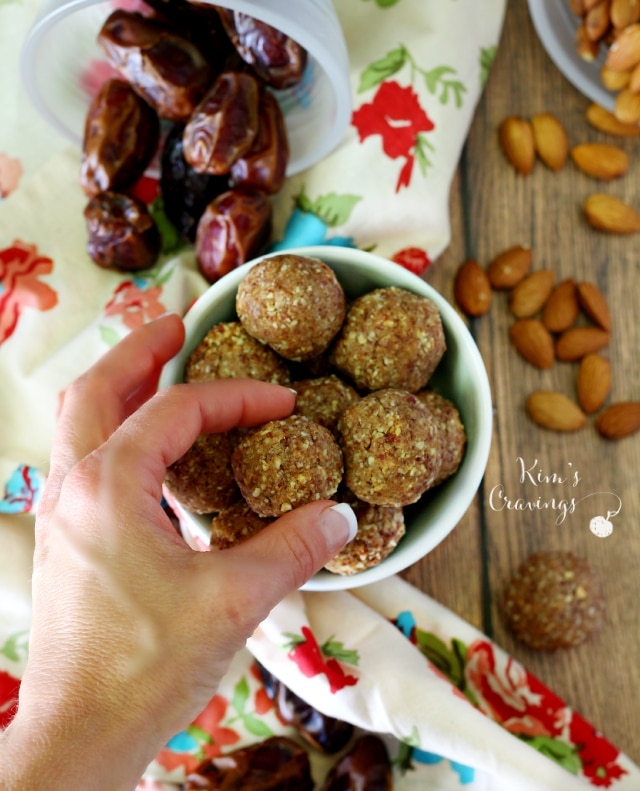 Blueberry Almond Protein Bites are incredibly tasty and the most perfect healthier sweet treat, thanks to the fun blueberry flavored blueberry almonds.