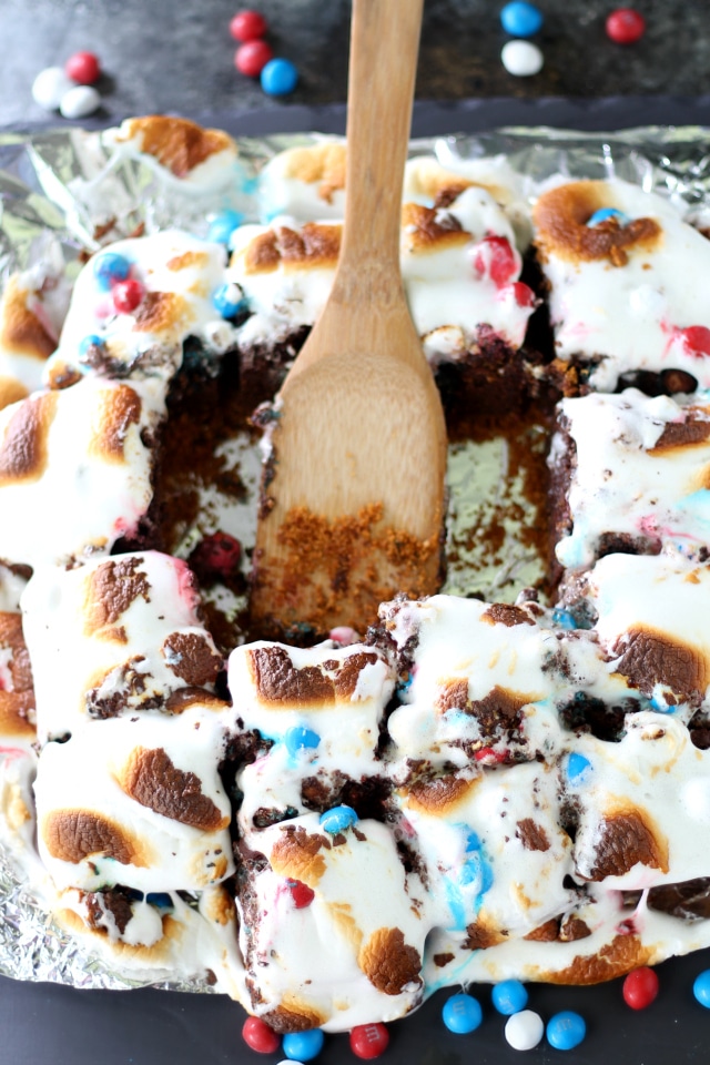 A fun twist on your favorite campfire treat, S'mores Brownie Bars takes the summertime classic dessert to the next level!