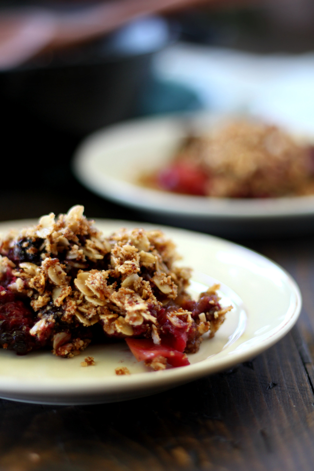 Pull together this healthy Apple Blackberry Crisp with sweet apples, plump juicy tart blackberries and simple wholesome ingredients. You’re going to love this super easy summery recipe! (vegan and gluten free)