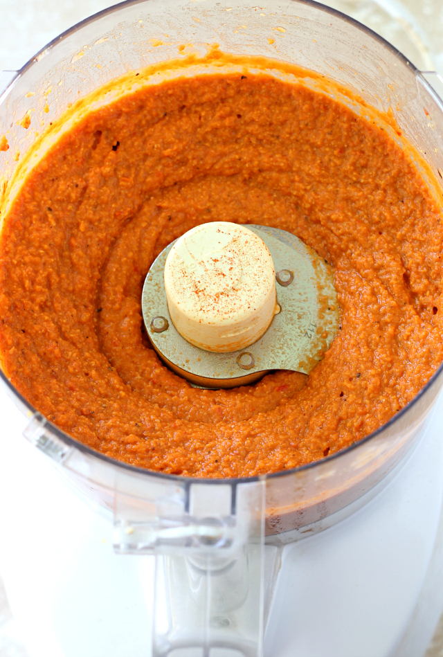 Skinny Roasted Red Pepper Hummus - this hummus is addictive! Amazing flavor, easy to make and way better than store bought. 