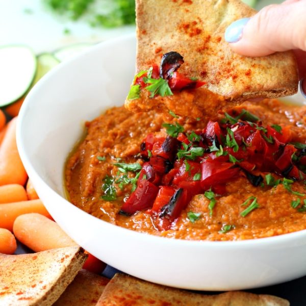Skinny Roasted Red Pepper Hummus - this hummus is addictive! Amazing flavor, easy to make and way better than store bought.