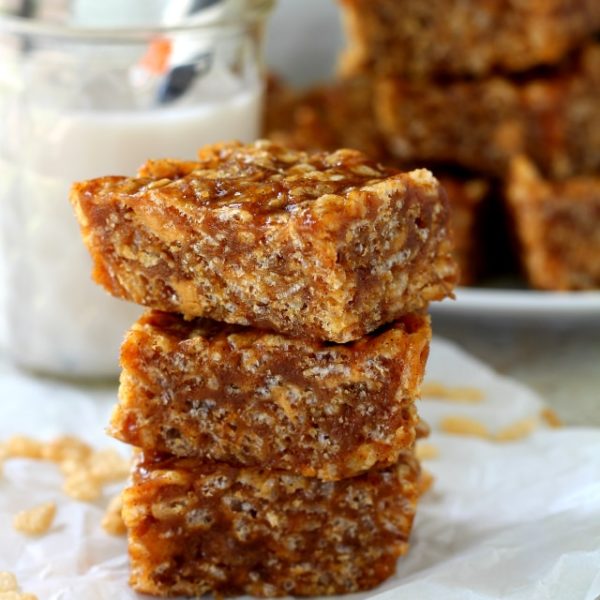 These Healthy Pumpkin Spiced Rice Crispy Treats are the ultimate when it comes to pumpkin snackin'. Pumpkin puree and spice add major fall flavor to these gluten-free, vegan, oh so yummy treats.