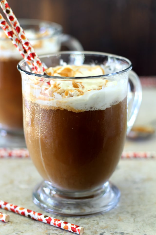 This Skinny Caramel Coffee Cake Smoothie is the perfect creamy, caffeine-packed, dairy-free morning pick-me-up!