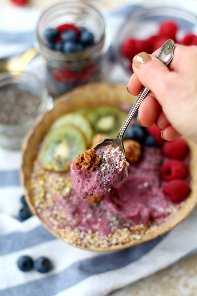 Cauli-Berry Smoothie Bowl - if you like smoothies, you will love this creamy and dreamy smoothie bowl! Eat with a spoon and top with your favorite toppings!