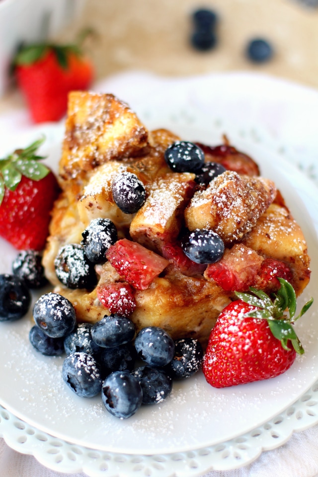 Rise and shine to a scrumptious make ahead Baked Strawberry Bagel French Toast Casserole! It is INSANELY delicious – crispy, tender, gooey, satisfying.