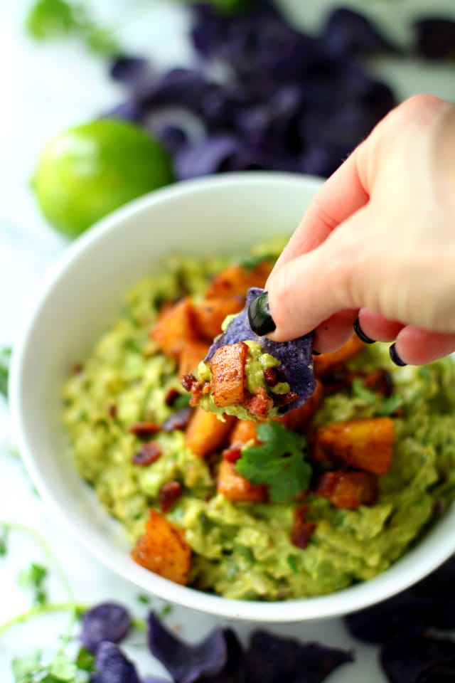Pineapple Bacon Guacamole makes for the most perfect summer appetizer! Memorial Day is just around the corner, so grab Jackson’s Honest Purple Heirloom Potato Chips and take it along to outdoor gatherings or BBQs, or to serve with pretty much any dinner. 