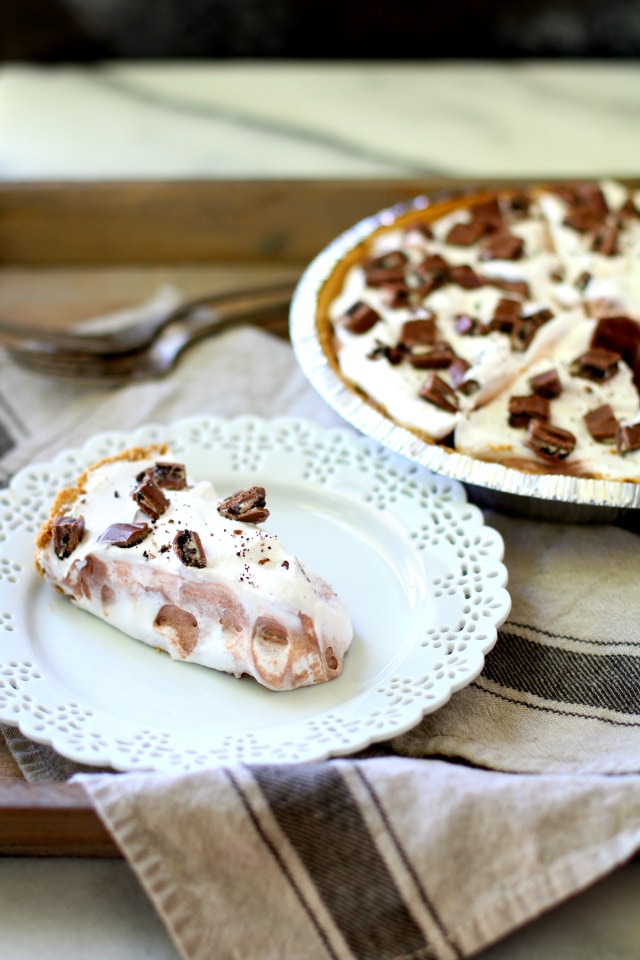 My new favorite dessert is this chocolate candy bar pudding pie. It's make ahead, so easy and super delicious.