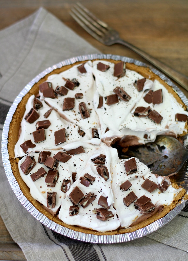 Serving up no-bake, easy, delicious Chocolate Candy Bar Pudding Pie!