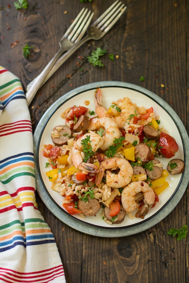 This Wholesome Sheet Pan Jambalaya is a major crowd-pleaser, uses only one pan and is totally mess-free. That’s right. ONE PAN. No newspapers. No bags. No clean-up!