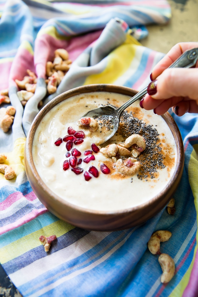 Pumpkin Pie Smoothie Bowl - a healthy protein-packed breakfast that tastes like a slice of pumpkin pie straight from the Thanksgiving table! You just need 6 everyday ingredients to create this delicious gluten free, vegan, paleo smoothie bowl.