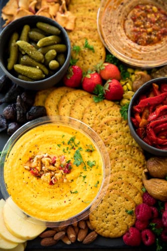 With holiday parties on the horizon, this hummus platter made easy is so perfect for all of your fun gatherings and celebrations! 