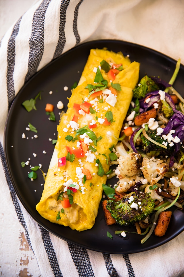 This Hummus Feta Omelet is super filling, low in carbs and packed with protein. Plus, it’s delicious. Hummus is surprisingly so tasty with eggs!