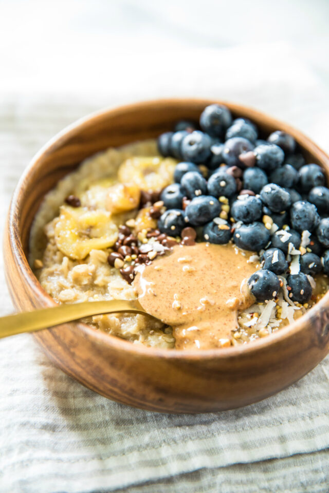 Treat yourself with a warm bowl of this delicious Easy Blueberry Banana Oatmeal! Healthy, super filling and ready in under 10 minutes, it’s the perfect breakfast recipe to fuel your morning.