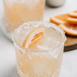 paloma cocktail with grapefruit slice