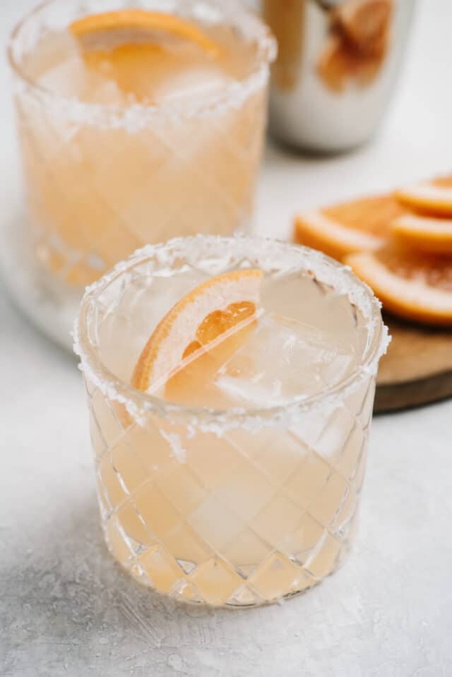 paloma cocktail with grapefruit slice 