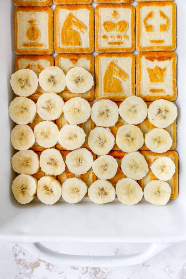 Line dish with cookies and then banana slices.