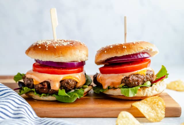 healthy burgers served with potato chips
