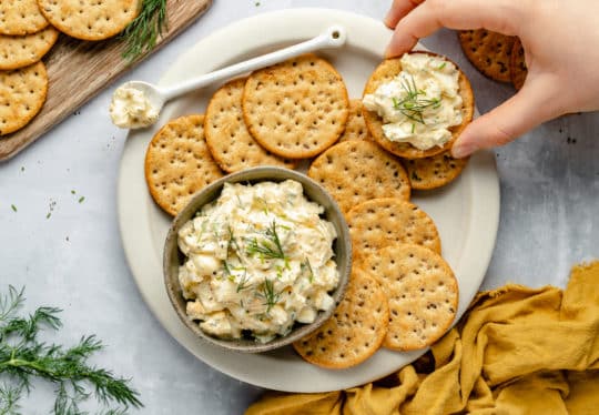Egg salad served with butter crackers.